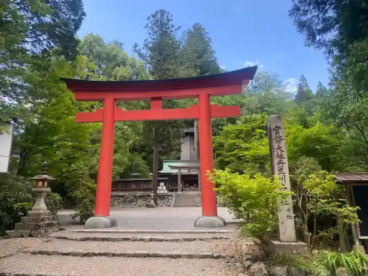 丹生川上神社(下社)の{uncategorized: "未分類", other: "その他", undefined: "問題あり", building: "その他建物", grave: "お墓", sacred_gate: "鳥居", guardian: "狛犬", statue: "像", buddha: "仏像", history: "歴史", nature: "自然", garden: "庭園", animal: "動物", pagoda: "塔", temizu: "手水舎", mountain_gate: "山門・神門", sanctuary: "本殿・本堂", subordinate: "末社・摂社", art: "芸術", scenery: "景色", jizo: "地蔵", ema: "絵馬", goshuin: "御朱印", omikuji: "おみくじ", items: "授与品その他", amulet: "お守り", goshuincho: "御朱印帳", eats: "食事", festival: "お祭り", votive_dance: "神楽", shichigosan: "七五三参", wedding: "結婚式", experience: "体験その他", initially: "初詣", around: "周辺", anti_infection: "感染症対策"}