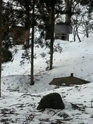 鳥越八幡宮境内社青麻神社の{uncategorized: "未分類", other: "その他", undefined: "問題あり", building: "その他建物", grave: "お墓", sacred_gate: "鳥居", guardian: "狛犬", statue: "像", buddha: "仏像", history: "歴史", nature: "自然", garden: "庭園", animal: "動物", pagoda: "塔", temizu: "手水舎", mountain_gate: "山門・神門", sanctuary: "本殿・本堂", subordinate: "末社・摂社", art: "芸術", scenery: "景色", jizo: "地蔵", ema: "絵馬", goshuin: "御朱印", omikuji: "おみくじ", items: "授与品その他", amulet: "お守り", goshuincho: "御朱印帳", eats: "食事", festival: "お祭り", votive_dance: "神楽", shichigosan: "七五三参", wedding: "結婚式", experience: "体験その他", initially: "初詣", around: "周辺", anti_infection: "感染症対策"}