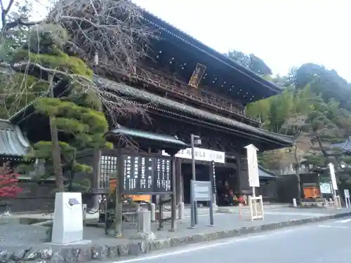 久遠寺の山門