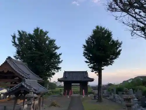 西蓮寺の山門