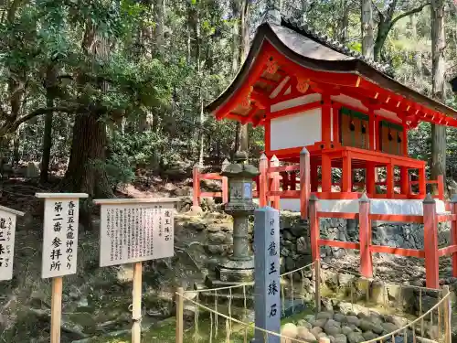 龍王珠石の{uncategorized: "未分類", other: "その他", undefined: "問題あり", building: "その他建物", grave: "お墓", sacred_gate: "鳥居", guardian: "狛犬", statue: "像", buddha: "仏像", history: "歴史", nature: "自然", garden: "庭園", animal: "動物", pagoda: "塔", temizu: "手水舎", mountain_gate: "山門・神門", sanctuary: "本殿・本堂", subordinate: "末社・摂社", art: "芸術", scenery: "景色", jizo: "地蔵", ema: "絵馬", goshuin: "御朱印", omikuji: "おみくじ", items: "授与品その他", amulet: "お守り", goshuincho: "御朱印帳", eats: "食事", festival: "お祭り", votive_dance: "神楽", shichigosan: "七五三参", wedding: "結婚式", experience: "体験その他", initially: "初詣", around: "周辺", anti_infection: "感染症対策"}