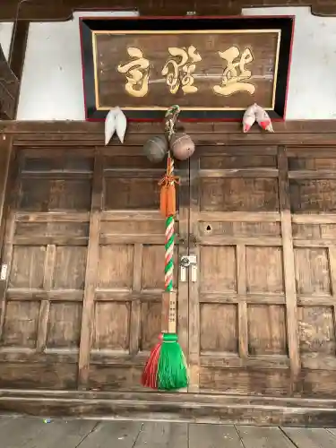 熊野宮の{uncategorized: "未分類", other: "その他", undefined: "問題あり", building: "その他建物", grave: "お墓", sacred_gate: "鳥居", guardian: "狛犬", statue: "像", buddha: "仏像", history: "歴史", nature: "自然", garden: "庭園", animal: "動物", pagoda: "塔", temizu: "手水舎", mountain_gate: "山門・神門", sanctuary: "本殿・本堂", subordinate: "末社・摂社", art: "芸術", scenery: "景色", jizo: "地蔵", ema: "絵馬", goshuin: "御朱印", omikuji: "おみくじ", items: "授与品その他", amulet: "お守り", goshuincho: "御朱印帳", eats: "食事", festival: "お祭り", votive_dance: "神楽", shichigosan: "七五三参", wedding: "結婚式", experience: "体験その他", initially: "初詣", around: "周辺", anti_infection: "感染症対策"}