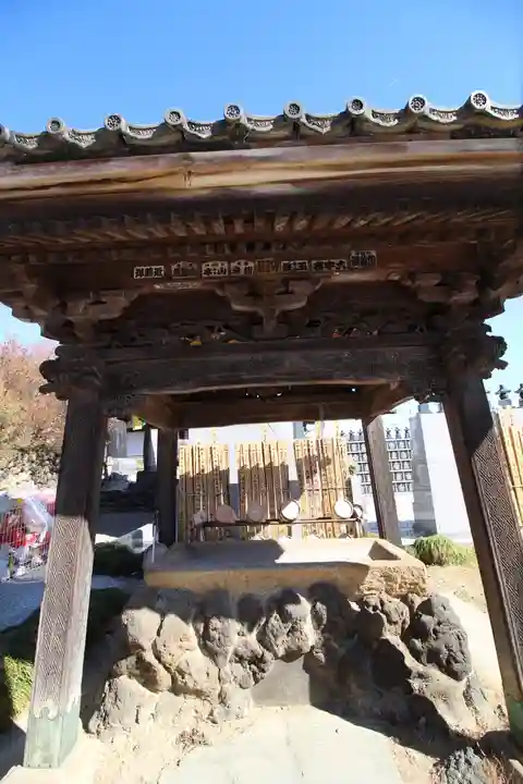 埼玉厄除け開運大師・龍泉寺(切り絵御朱印発祥の寺)の手水舎