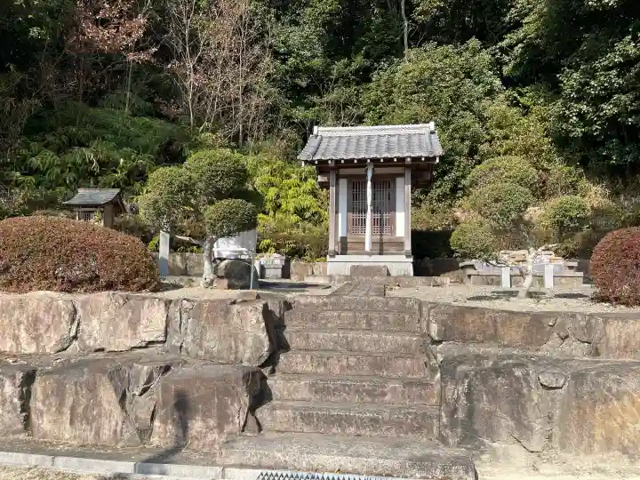 安吉神社の{uncategorized: "未分類", other: "その他", undefined: "問題あり", building: "その他建物", grave: "お墓", sacred_gate: "鳥居", guardian: "狛犬", statue: "像", buddha: "仏像", history: "歴史", nature: "自然", garden: "庭園", animal: "動物", pagoda: "塔", temizu: "手水舎", mountain_gate: "山門・神門", sanctuary: "本殿・本堂", subordinate: "末社・摂社", art: "芸術", scenery: "景色", jizo: "地蔵", ema: "絵馬", goshuin: "御朱印", omikuji: "おみくじ", items: "授与品その他", amulet: "お守り", goshuincho: "御朱印帳", eats: "食事", festival: "お祭り", votive_dance: "神楽", shichigosan: "七五三参", wedding: "結婚式", experience: "体験その他", initially: "初詣", around: "周辺", anti_infection: "感染症対策"}