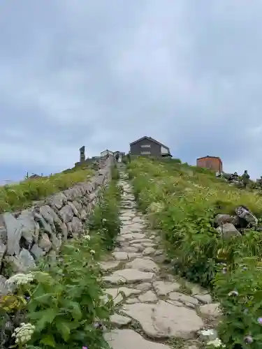 月山神社本宮の{uncategorized: "未分類", other: "その他", undefined: "問題あり", building: "その他建物", grave: "お墓", sacred_gate: "鳥居", guardian: "狛犬", statue: "像", buddha: "仏像", history: "歴史", nature: "自然", garden: "庭園", animal: "動物", pagoda: "塔", temizu: "手水舎", mountain_gate: "山門・神門", sanctuary: "本殿・本堂", subordinate: "末社・摂社", art: "芸術", scenery: "景色", jizo: "地蔵", ema: "絵馬", goshuin: "御朱印", omikuji: "おみくじ", items: "授与品その他", amulet: "お守り", goshuincho: "御朱印帳", eats: "食事", festival: "お祭り", votive_dance: "神楽", shichigosan: "七五三参", wedding: "結婚式", experience: "体験その他", initially: "初詣", around: "周辺", anti_infection: "感染症対策"}