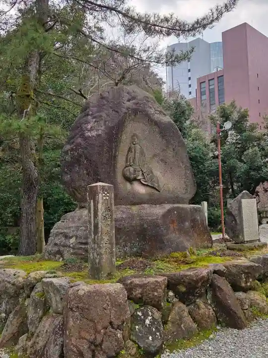 尾山神社の{uncategorized: "未分類", other: "その他", undefined: "問題あり", building: "その他建物", grave: "お墓", sacred_gate: "鳥居", guardian: "狛犬", statue: "像", buddha: "仏像", history: "歴史", nature: "自然", garden: "庭園", animal: "動物", pagoda: "塔", temizu: "手水舎", mountain_gate: "山門・神門", sanctuary: "本殿・本堂", subordinate: "末社・摂社", art: "芸術", scenery: "景色", jizo: "地蔵", ema: "絵馬", goshuin: "御朱印", omikuji: "おみくじ", items: "授与品その他", amulet: "お守り", goshuincho: "御朱印帳", eats: "食事", festival: "お祭り", votive_dance: "神楽", shichigosan: "七五三参", wedding: "結婚式", experience: "体験その他", initially: "初詣", around: "周辺", anti_infection: "感染症対策"}