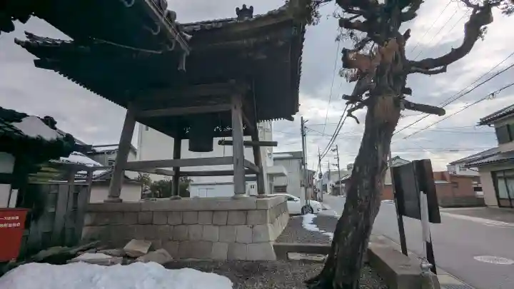 仏光寺長浜別院の{uncategorized: "未分類", other: "その他", undefined: "問題あり", building: "その他建物", grave: "お墓", sacred_gate: "鳥居", guardian: "狛犬", statue: "像", buddha: "仏像", history: "歴史", nature: "自然", garden: "庭園", animal: "動物", pagoda: "塔", temizu: "手水舎", mountain_gate: "山門・神門", sanctuary: "本殿・本堂", subordinate: "末社・摂社", art: "芸術", scenery: "景色", jizo: "地蔵", ema: "絵馬", goshuin: "御朱印", omikuji: "おみくじ", items: "授与品その他", amulet: "お守り", goshuincho: "御朱印帳", eats: "食事", festival: "お祭り", votive_dance: "神楽", shichigosan: "七五三参", wedding: "結婚式", experience: "体験その他", initially: "初詣", around: "周辺", anti_infection: "感染症対策"}