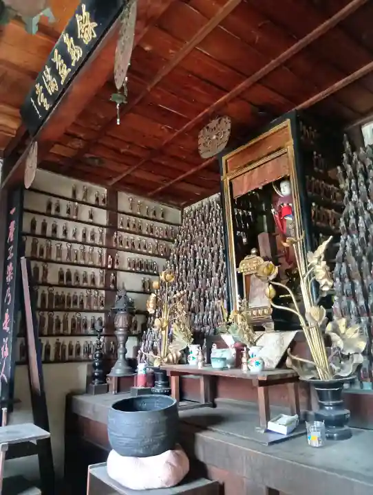 誓願寺の{uncategorized: "未分類", other: "その他", undefined: "問題あり", building: "その他建物", grave: "お墓", sacred_gate: "鳥居", guardian: "狛犬", statue: "像", buddha: "仏像", history: "歴史", nature: "自然", garden: "庭園", animal: "動物", pagoda: "塔", temizu: "手水舎", mountain_gate: "山門・神門", sanctuary: "本殿・本堂", subordinate: "末社・摂社", art: "芸術", scenery: "景色", jizo: "地蔵", ema: "絵馬", goshuin: "御朱印", omikuji: "おみくじ", items: "授与品その他", amulet: "お守り", goshuincho: "御朱印帳", eats: "食事", festival: "お祭り", votive_dance: "神楽", shichigosan: "七五三参", wedding: "結婚式", experience: "体験その他", initially: "初詣", around: "周辺", anti_infection: "感染症対策"}