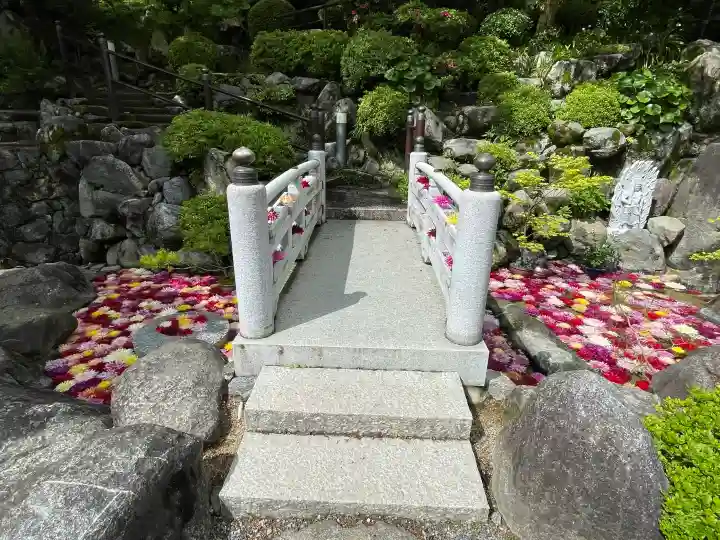 岡寺(龍蓋寺)の{uncategorized: "未分類", other: "その他", undefined: "問題あり", building: "その他建物", grave: "お墓", sacred_gate: "鳥居", guardian: "狛犬", statue: "像", buddha: "仏像", history: "歴史", nature: "自然", garden: "庭園", animal: "動物", pagoda: "塔", temizu: "手水舎", mountain_gate: "山門・神門", sanctuary: "本殿・本堂", subordinate: "末社・摂社", art: "芸術", scenery: "景色", jizo: "地蔵", ema: "絵馬", goshuin: "御朱印", omikuji: "おみくじ", items: "授与品その他", amulet: "お守り", goshuincho: "御朱印帳", eats: "食事", festival: "お祭り", votive_dance: "神楽", shichigosan: "七五三参", wedding: "結婚式", experience: "体験その他", initially: "初詣", around: "周辺", anti_infection: "感染症対策"}