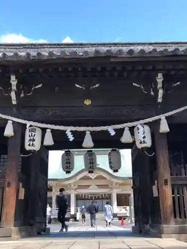 岡山神社の山門