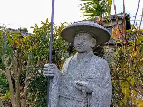 泉龍寺の像