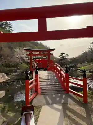 高山稲荷神社の{uncategorized: "未分類", other: "その他", undefined: "問題あり", building: "その他建物", grave: "お墓", sacred_gate: "鳥居", guardian: "狛犬", statue: "像", buddha: "仏像", history: "歴史", nature: "自然", garden: "庭園", animal: "動物", pagoda: "塔", temizu: "手水舎", mountain_gate: "山門・神門", sanctuary: "本殿・本堂", subordinate: "末社・摂社", art: "芸術", scenery: "景色", jizo: "地蔵", ema: "絵馬", goshuin: "御朱印", omikuji: "おみくじ", items: "授与品その他", amulet: "お守り", goshuincho: "御朱印帳", eats: "食事", festival: "お祭り", votive_dance: "神楽", shichigosan: "七五三参", wedding: "結婚式", experience: "体験その他", initially: "初詣", around: "周辺", anti_infection: "感染症対策"}