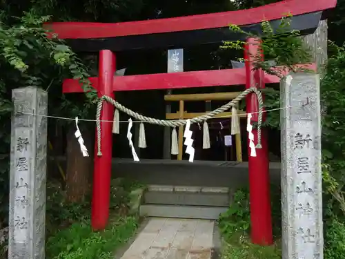 新屋山神社の鳥居