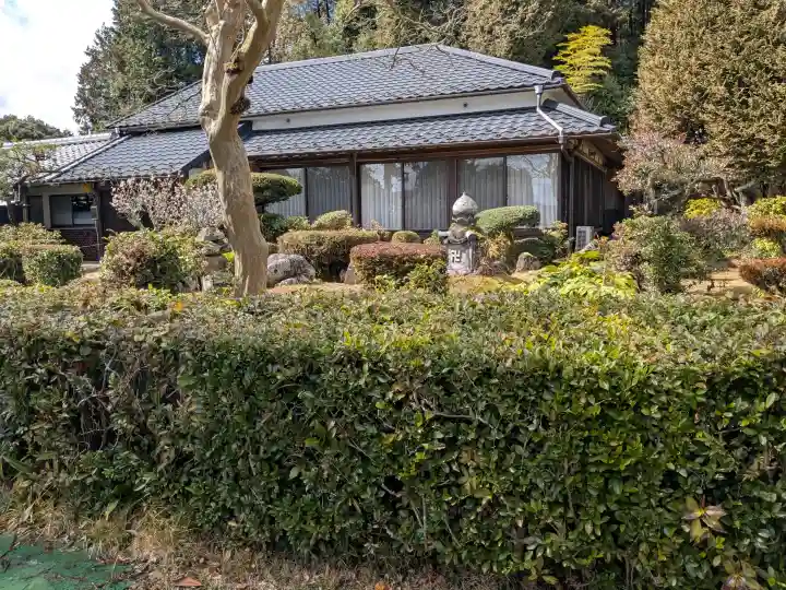 伊勢廻寺の{uncategorized: "未分類", other: "その他", undefined: "問題あり", building: "その他建物", grave: "お墓", sacred_gate: "鳥居", guardian: "狛犬", statue: "像", buddha: "仏像", history: "歴史", nature: "自然", garden: "庭園", animal: "動物", pagoda: "塔", temizu: "手水舎", mountain_gate: "山門・神門", sanctuary: "本殿・本堂", subordinate: "末社・摂社", art: "芸術", scenery: "景色", jizo: "地蔵", ema: "絵馬", goshuin: "御朱印", omikuji: "おみくじ", items: "授与品その他", amulet: "お守り", goshuincho: "御朱印帳", eats: "食事", festival: "お祭り", votive_dance: "神楽", shichigosan: "七五三参", wedding: "結婚式", experience: "体験その他", initially: "初詣", around: "周辺", anti_infection: "感染症対策"}
