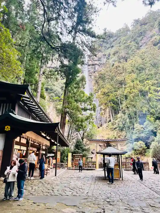 飛瀧神社(熊野那智大社別宮)の{uncategorized: "未分類", other: "その他", undefined: "問題あり", building: "その他建物", grave: "お墓", sacred_gate: "鳥居", guardian: "狛犬", statue: "像", buddha: "仏像", history: "歴史", nature: "自然", garden: "庭園", animal: "動物", pagoda: "塔", temizu: "手水舎", mountain_gate: "山門・神門", sanctuary: "本殿・本堂", subordinate: "末社・摂社", art: "芸術", scenery: "景色", jizo: "地蔵", ema: "絵馬", goshuin: "御朱印", omikuji: "おみくじ", items: "授与品その他", amulet: "お守り", goshuincho: "御朱印帳", eats: "食事", festival: "お祭り", votive_dance: "神楽", shichigosan: "七五三参", wedding: "結婚式", experience: "体験その他", initially: "初詣", around: "周辺", anti_infection: "感染症対策"}