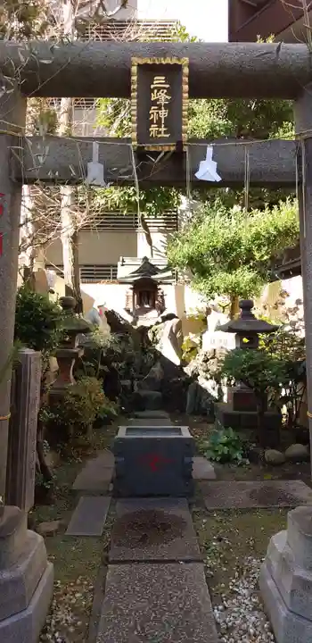 三峰神社の鳥居