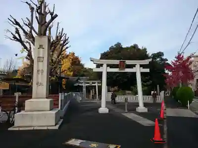 三囲神社の鳥居