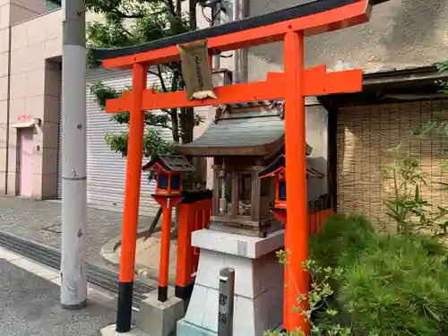 玉吉稲荷大明神の鳥居