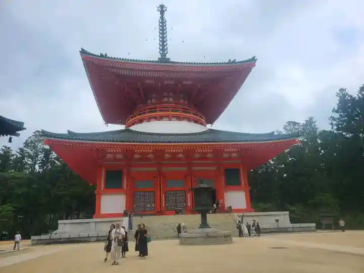 根本大塔 高野山金剛峯寺の{uncategorized: "未分類", other: "その他", undefined: "問題あり", building: "その他建物", grave: "お墓", sacred_gate: "鳥居", guardian: "狛犬", statue: "像", buddha: "仏像", history: "歴史", nature: "自然", garden: "庭園", animal: "動物", pagoda: "塔", temizu: "手水舎", mountain_gate: "山門・神門", sanctuary: "本殿・本堂", subordinate: "末社・摂社", art: "芸術", scenery: "景色", jizo: "地蔵", ema: "絵馬", goshuin: "御朱印", omikuji: "おみくじ", items: "授与品その他", amulet: "お守り", goshuincho: "御朱印帳", eats: "食事", festival: "お祭り", votive_dance: "神楽", shichigosan: "七五三参", wedding: "結婚式", experience: "体験その他", initially: "初詣", around: "周辺", anti_infection: "感染症対策"}