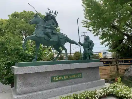 白旗神社の像