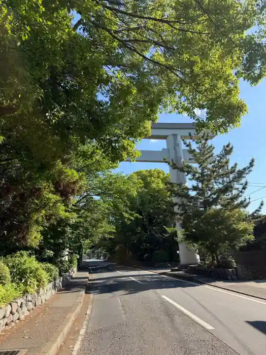 寒川神社の{uncategorized: "未分類", other: "その他", undefined: "問題あり", building: "その他建物", grave: "お墓", sacred_gate: "鳥居", guardian: "狛犬", statue: "像", buddha: "仏像", history: "歴史", nature: "自然", garden: "庭園", animal: "動物", pagoda: "塔", temizu: "手水舎", mountain_gate: "山門・神門", sanctuary: "本殿・本堂", subordinate: "末社・摂社", art: "芸術", scenery: "景色", jizo: "地蔵", ema: "絵馬", goshuin: "御朱印", omikuji: "おみくじ", items: "授与品その他", amulet: "お守り", goshuincho: "御朱印帳", eats: "食事", festival: "お祭り", votive_dance: "神楽", shichigosan: "七五三参", wedding: "結婚式", experience: "体験その他", initially: "初詣", around: "周辺", anti_infection: "感染症対策"}