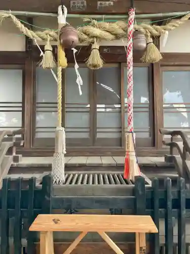 諏訪大神社 の{uncategorized: "未分類", other: "その他", undefined: "問題あり", building: "その他建物", grave: "お墓", sacred_gate: "鳥居", guardian: "狛犬", statue: "像", buddha: "仏像", history: "歴史", nature: "自然", garden: "庭園", animal: "動物", pagoda: "塔", temizu: "手水舎", mountain_gate: "山門・神門", sanctuary: "本殿・本堂", subordinate: "末社・摂社", art: "芸術", scenery: "景色", jizo: "地蔵", ema: "絵馬", goshuin: "御朱印", omikuji: "おみくじ", items: "授与品その他", amulet: "お守り", goshuincho: "御朱印帳", eats: "食事", festival: "お祭り", votive_dance: "神楽", shichigosan: "七五三参", wedding: "結婚式", experience: "体験その他", initially: "初詣", around: "周辺", anti_infection: "感染症対策"}