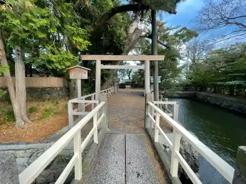 御食神社（豊受大神宮摂社）の{uncategorized: "未分類", other: "その他", undefined: "問題あり", building: "その他建物", grave: "お墓", sacred_gate: "鳥居", guardian: "狛犬", statue: "像", buddha: "仏像", history: "歴史", nature: "自然", garden: "庭園", animal: "動物", pagoda: "塔", temizu: "手水舎", mountain_gate: "山門・神門", sanctuary: "本殿・本堂", subordinate: "末社・摂社", art: "芸術", scenery: "景色", jizo: "地蔵", ema: "絵馬", goshuin: "御朱印", omikuji: "おみくじ", items: "授与品その他", amulet: "お守り", goshuincho: "御朱印帳", eats: "食事", festival: "お祭り", votive_dance: "神楽", shichigosan: "七五三参", wedding: "結婚式", experience: "体験その他", initially: "初詣", around: "周辺", anti_infection: "感染症対策"}