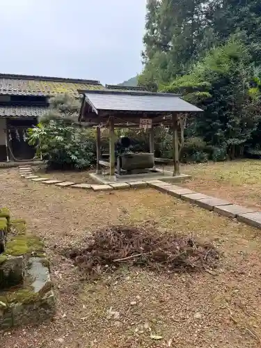 佐地神社の{uncategorized: "未分類", other: "その他", undefined: "問題あり", building: "その他建物", grave: "お墓", sacred_gate: "鳥居", guardian: "狛犬", statue: "像", buddha: "仏像", history: "歴史", nature: "自然", garden: "庭園", animal: "動物", pagoda: "塔", temizu: "手水舎", mountain_gate: "山門・神門", sanctuary: "本殿・本堂", subordinate: "末社・摂社", art: "芸術", scenery: "景色", jizo: "地蔵", ema: "絵馬", goshuin: "御朱印", omikuji: "おみくじ", items: "授与品その他", amulet: "お守り", goshuincho: "御朱印帳", eats: "食事", festival: "お祭り", votive_dance: "神楽", shichigosan: "七五三参", wedding: "結婚式", experience: "体験その他", initially: "初詣", around: "周辺", anti_infection: "感染症対策"}