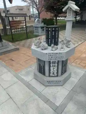 新川皇大神社の{uncategorized: "未分類", other: "その他", undefined: "問題あり", building: "その他建物", grave: "お墓", sacred_gate: "鳥居", guardian: "狛犬", statue: "像", buddha: "仏像", history: "歴史", nature: "自然", garden: "庭園", animal: "動物", pagoda: "塔", temizu: "手水舎", mountain_gate: "山門・神門", sanctuary: "本殿・本堂", subordinate: "末社・摂社", art: "芸術", scenery: "景色", jizo: "地蔵", ema: "絵馬", goshuin: "御朱印", omikuji: "おみくじ", items: "授与品その他", amulet: "お守り", goshuincho: "御朱印帳", eats: "食事", festival: "お祭り", votive_dance: "神楽", shichigosan: "七五三参", wedding: "結婚式", experience: "体験その他", initially: "初詣", around: "周辺", anti_infection: "感染症対策"}