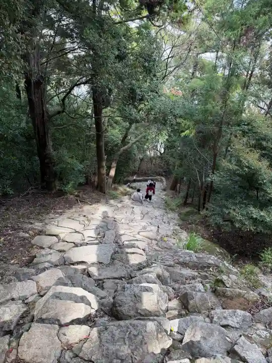 神倉神社(熊野速玉大社摂社)の{uncategorized: "未分類", other: "その他", undefined: "問題あり", building: "その他建物", grave: "お墓", sacred_gate: "鳥居", guardian: "狛犬", statue: "像", buddha: "仏像", history: "歴史", nature: "自然", garden: "庭園", animal: "動物", pagoda: "塔", temizu: "手水舎", mountain_gate: "山門・神門", sanctuary: "本殿・本堂", subordinate: "末社・摂社", art: "芸術", scenery: "景色", jizo: "地蔵", ema: "絵馬", goshuin: "御朱印", omikuji: "おみくじ", items: "授与品その他", amulet: "お守り", goshuincho: "御朱印帳", eats: "食事", festival: "お祭り", votive_dance: "神楽", shichigosan: "七五三参", wedding: "結婚式", experience: "体験その他", initially: "初詣", around: "周辺", anti_infection: "感染症対策"}