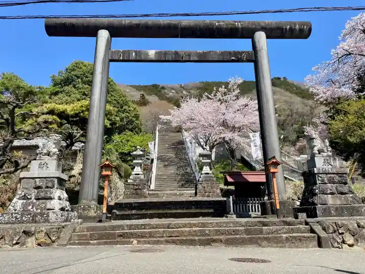 與瀬神社(与瀬神社)の{uncategorized: "未分類", other: "その他", undefined: "問題あり", building: "その他建物", grave: "お墓", sacred_gate: "鳥居", guardian: "狛犬", statue: "像", buddha: "仏像", history: "歴史", nature: "自然", garden: "庭園", animal: "動物", pagoda: "塔", temizu: "手水舎", mountain_gate: "山門・神門", sanctuary: "本殿・本堂", subordinate: "末社・摂社", art: "芸術", scenery: "景色", jizo: "地蔵", ema: "絵馬", goshuin: "御朱印", omikuji: "おみくじ", items: "授与品その他", amulet: "お守り", goshuincho: "御朱印帳", eats: "食事", festival: "お祭り", votive_dance: "神楽", shichigosan: "七五三参", wedding: "結婚式", experience: "体験その他", initially: "初詣", around: "周辺", anti_infection: "感染症対策"}