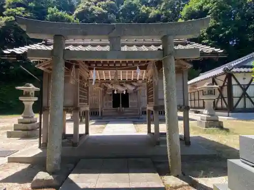 貴船神社の{uncategorized: "未分類", other: "その他", undefined: "問題あり", building: "その他建物", grave: "お墓", sacred_gate: "鳥居", guardian: "狛犬", statue: "像", buddha: "仏像", history: "歴史", nature: "自然", garden: "庭園", animal: "動物", pagoda: "塔", temizu: "手水舎", mountain_gate: "山門・神門", sanctuary: "本殿・本堂", subordinate: "末社・摂社", art: "芸術", scenery: "景色", jizo: "地蔵", ema: "絵馬", goshuin: "御朱印", omikuji: "おみくじ", items: "授与品その他", amulet: "お守り", goshuincho: "御朱印帳", eats: "食事", festival: "お祭り", votive_dance: "神楽", shichigosan: "七五三参", wedding: "結婚式", experience: "体験その他", initially: "初詣", around: "周辺", anti_infection: "感染症対策"}