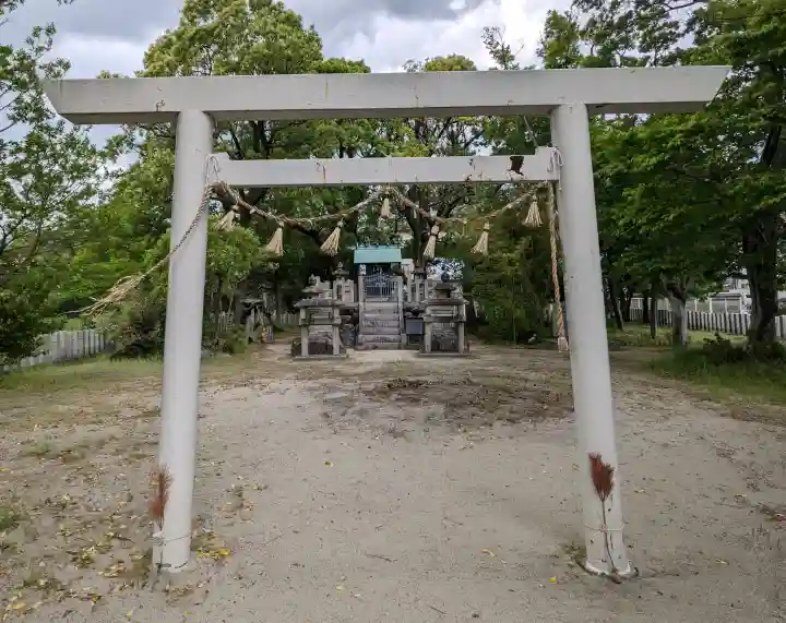 神明社(東お宮)の{uncategorized: "未分類", other: "その他", undefined: "問題あり", building: "その他建物", grave: "お墓", sacred_gate: "鳥居", guardian: "狛犬", statue: "像", buddha: "仏像", history: "歴史", nature: "自然", garden: "庭園", animal: "動物", pagoda: "塔", temizu: "手水舎", mountain_gate: "山門・神門", sanctuary: "本殿・本堂", subordinate: "末社・摂社", art: "芸術", scenery: "景色", jizo: "地蔵", ema: "絵馬", goshuin: "御朱印", omikuji: "おみくじ", items: "授与品その他", amulet: "お守り", goshuincho: "御朱印帳", eats: "食事", festival: "お祭り", votive_dance: "神楽", shichigosan: "七五三参", wedding: "結婚式", experience: "体験その他", initially: "初詣", around: "周辺", anti_infection: "感染症対策"}