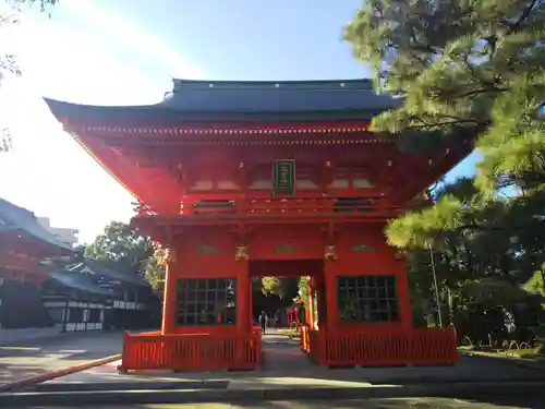 穴八幡宮の山門