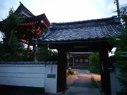 憶念寺の山門