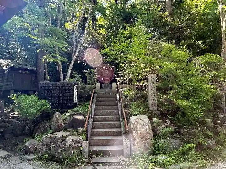 宝登山神社の{uncategorized: "未分類", other: "その他", undefined: "問題あり", building: "その他建物", grave: "お墓", sacred_gate: "鳥居", guardian: "狛犬", statue: "像", buddha: "仏像", history: "歴史", nature: "自然", garden: "庭園", animal: "動物", pagoda: "塔", temizu: "手水舎", mountain_gate: "山門・神門", sanctuary: "本殿・本堂", subordinate: "末社・摂社", art: "芸術", scenery: "景色", jizo: "地蔵", ema: "絵馬", goshuin: "御朱印", omikuji: "おみくじ", items: "授与品その他", amulet: "お守り", goshuincho: "御朱印帳", eats: "食事", festival: "お祭り", votive_dance: "神楽", shichigosan: "七五三参", wedding: "結婚式", experience: "体験その他", initially: "初詣", around: "周辺", anti_infection: "感染症対策"}