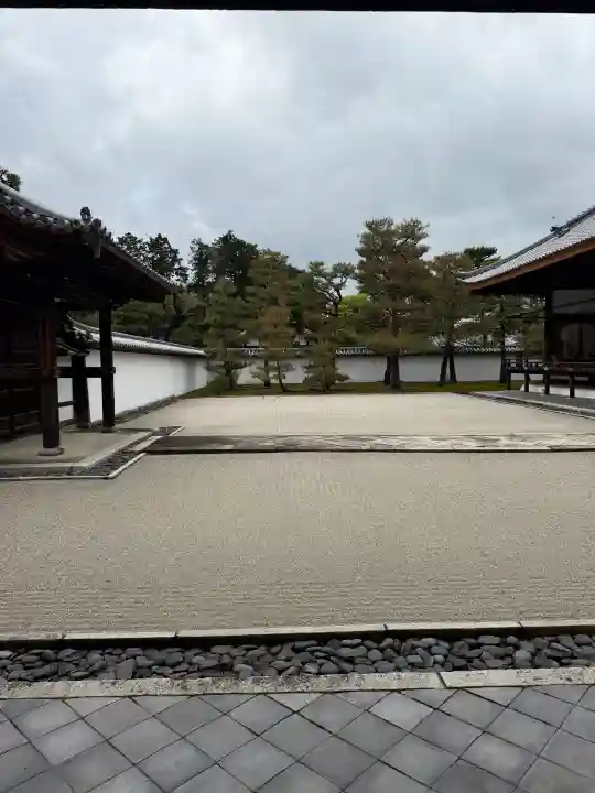 相国寺(相国承天禅寺)の{uncategorized: "未分類", other: "その他", undefined: "問題あり", building: "その他建物", grave: "お墓", sacred_gate: "鳥居", guardian: "狛犬", statue: "像", buddha: "仏像", history: "歴史", nature: "自然", garden: "庭園", animal: "動物", pagoda: "塔", temizu: "手水舎", mountain_gate: "山門・神門", sanctuary: "本殿・本堂", subordinate: "末社・摂社", art: "芸術", scenery: "景色", jizo: "地蔵", ema: "絵馬", goshuin: "御朱印", omikuji: "おみくじ", items: "授与品その他", amulet: "お守り", goshuincho: "御朱印帳", eats: "食事", festival: "お祭り", votive_dance: "神楽", shichigosan: "七五三参", wedding: "結婚式", experience: "体験その他", initially: "初詣", around: "周辺", anti_infection: "感染症対策"}