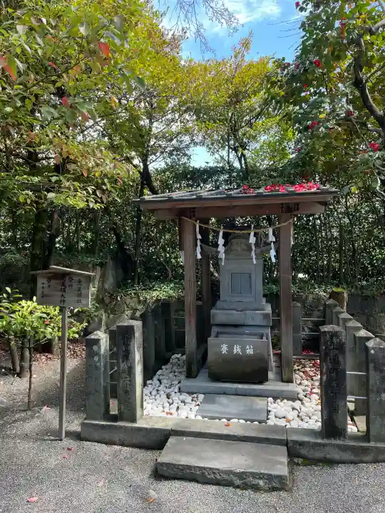 熊本大神宮の{uncategorized: "未分類", other: "その他", undefined: "問題あり", building: "その他建物", grave: "お墓", sacred_gate: "鳥居", guardian: "狛犬", statue: "像", buddha: "仏像", history: "歴史", nature: "自然", garden: "庭園", animal: "動物", pagoda: "塔", temizu: "手水舎", mountain_gate: "山門・神門", sanctuary: "本殿・本堂", subordinate: "末社・摂社", art: "芸術", scenery: "景色", jizo: "地蔵", ema: "絵馬", goshuin: "御朱印", omikuji: "おみくじ", items: "授与品その他", amulet: "お守り", goshuincho: "御朱印帳", eats: "食事", festival: "お祭り", votive_dance: "神楽", shichigosan: "七五三参", wedding: "結婚式", experience: "体験その他", initially: "初詣", around: "周辺", anti_infection: "感染症対策"}