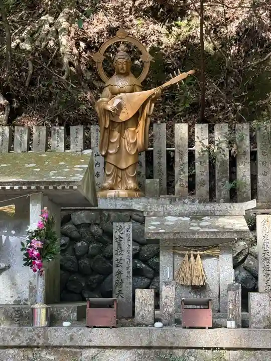 大本山七宝瀧寺の{uncategorized: "未分類", other: "その他", undefined: "問題あり", building: "その他建物", grave: "お墓", sacred_gate: "鳥居", guardian: "狛犬", statue: "像", buddha: "仏像", history: "歴史", nature: "自然", garden: "庭園", animal: "動物", pagoda: "塔", temizu: "手水舎", mountain_gate: "山門・神門", sanctuary: "本殿・本堂", subordinate: "末社・摂社", art: "芸術", scenery: "景色", jizo: "地蔵", ema: "絵馬", goshuin: "御朱印", omikuji: "おみくじ", items: "授与品その他", amulet: "お守り", goshuincho: "御朱印帳", eats: "食事", festival: "お祭り", votive_dance: "神楽", shichigosan: "七五三参", wedding: "結婚式", experience: "体験その他", initially: "初詣", around: "周辺", anti_infection: "感染症対策"}