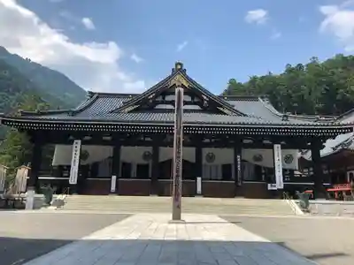 久遠寺の本殿・本堂