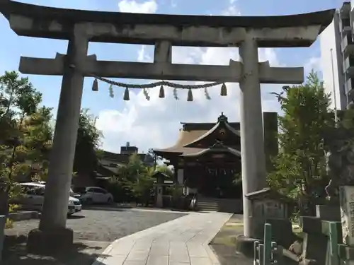 東神奈川熊野神社の鳥居