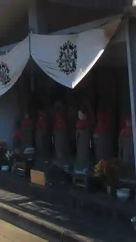 傍示堂石塔群の像