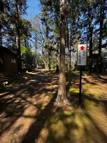 比々多神社の{uncategorized: "未分類", other: "その他", undefined: "問題あり", building: "その他建物", grave: "お墓", sacred_gate: "鳥居", guardian: "狛犬", statue: "像", buddha: "仏像", history: "歴史", nature: "自然", garden: "庭園", animal: "動物", pagoda: "塔", temizu: "手水舎", mountain_gate: "山門・神門", sanctuary: "本殿・本堂", subordinate: "末社・摂社", art: "芸術", scenery: "景色", jizo: "地蔵", ema: "絵馬", goshuin: "御朱印", omikuji: "おみくじ", items: "授与品その他", amulet: "お守り", goshuincho: "御朱印帳", eats: "食事", festival: "お祭り", votive_dance: "神楽", shichigosan: "七五三参", wedding: "結婚式", experience: "体験その他", initially: "初詣", around: "周辺", anti_infection: "感染症対策"}