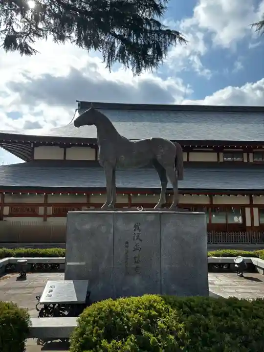 靖國神社の{uncategorized: "未分類", other: "その他", undefined: "問題あり", building: "その他建物", grave: "お墓", sacred_gate: "鳥居", guardian: "狛犬", statue: "像", buddha: "仏像", history: "歴史", nature: "自然", garden: "庭園", animal: "動物", pagoda: "塔", temizu: "手水舎", mountain_gate: "山門・神門", sanctuary: "本殿・本堂", subordinate: "末社・摂社", art: "芸術", scenery: "景色", jizo: "地蔵", ema: "絵馬", goshuin: "御朱印", omikuji: "おみくじ", items: "授与品その他", amulet: "お守り", goshuincho: "御朱印帳", eats: "食事", festival: "お祭り", votive_dance: "神楽", shichigosan: "七五三参", wedding: "結婚式", experience: "体験その他", initially: "初詣", around: "周辺", anti_infection: "感染症対策"}