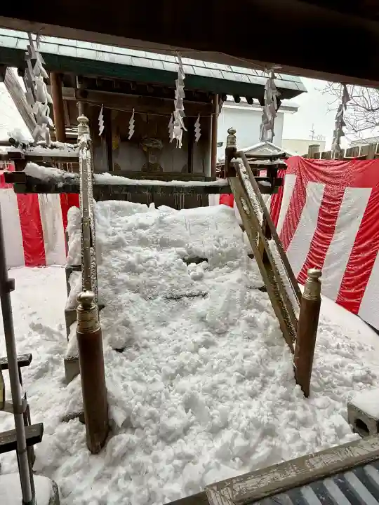 七重浜海津見神社の{uncategorized: "未分類", other: "その他", undefined: "問題あり", building: "その他建物", grave: "お墓", sacred_gate: "鳥居", guardian: "狛犬", statue: "像", buddha: "仏像", history: "歴史", nature: "自然", garden: "庭園", animal: "動物", pagoda: "塔", temizu: "手水舎", mountain_gate: "山門・神門", sanctuary: "本殿・本堂", subordinate: "末社・摂社", art: "芸術", scenery: "景色", jizo: "地蔵", ema: "絵馬", goshuin: "御朱印", omikuji: "おみくじ", items: "授与品その他", amulet: "お守り", goshuincho: "御朱印帳", eats: "食事", festival: "お祭り", votive_dance: "神楽", shichigosan: "七五三参", wedding: "結婚式", experience: "体験その他", initially: "初詣", around: "周辺", anti_infection: "感染症対策"}