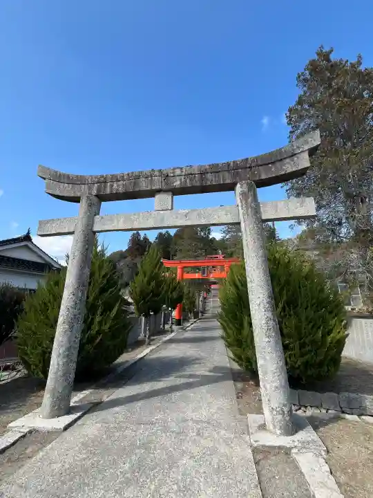 久井稲生神社の{uncategorized: "未分類", other: "その他", undefined: "問題あり", building: "その他建物", grave: "お墓", sacred_gate: "鳥居", guardian: "狛犬", statue: "像", buddha: "仏像", history: "歴史", nature: "自然", garden: "庭園", animal: "動物", pagoda: "塔", temizu: "手水舎", mountain_gate: "山門・神門", sanctuary: "本殿・本堂", subordinate: "末社・摂社", art: "芸術", scenery: "景色", jizo: "地蔵", ema: "絵馬", goshuin: "御朱印", omikuji: "おみくじ", items: "授与品その他", amulet: "お守り", goshuincho: "御朱印帳", eats: "食事", festival: "お祭り", votive_dance: "神楽", shichigosan: "七五三参", wedding: "結婚式", experience: "体験その他", initially: "初詣", around: "周辺", anti_infection: "感染症対策"}