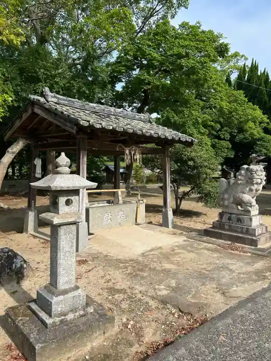 白鬚神社の{uncategorized: "未分類", other: "その他", undefined: "問題あり", building: "その他建物", grave: "お墓", sacred_gate: "鳥居", guardian: "狛犬", statue: "像", buddha: "仏像", history: "歴史", nature: "自然", garden: "庭園", animal: "動物", pagoda: "塔", temizu: "手水舎", mountain_gate: "山門・神門", sanctuary: "本殿・本堂", subordinate: "末社・摂社", art: "芸術", scenery: "景色", jizo: "地蔵", ema: "絵馬", goshuin: "御朱印", omikuji: "おみくじ", items: "授与品その他", amulet: "お守り", goshuincho: "御朱印帳", eats: "食事", festival: "お祭り", votive_dance: "神楽", shichigosan: "七五三参", wedding: "結婚式", experience: "体験その他", initially: "初詣", around: "周辺", anti_infection: "感染症対策"}