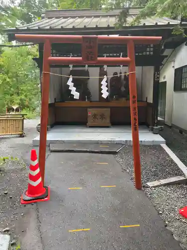 新屋山神社の末社・摂社