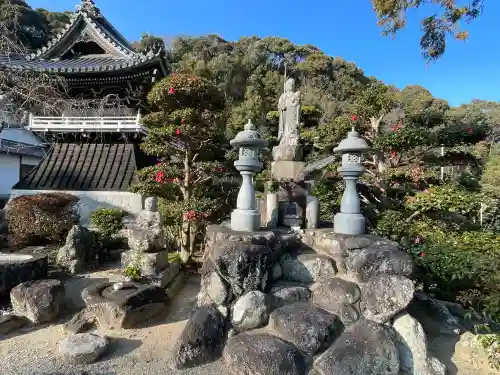 浄眼寺の{uncategorized: "未分類", other: "その他", undefined: "問題あり", building: "その他建物", grave: "お墓", sacred_gate: "鳥居", guardian: "狛犬", statue: "像", buddha: "仏像", history: "歴史", nature: "自然", garden: "庭園", animal: "動物", pagoda: "塔", temizu: "手水舎", mountain_gate: "山門・神門", sanctuary: "本殿・本堂", subordinate: "末社・摂社", art: "芸術", scenery: "景色", jizo: "地蔵", ema: "絵馬", goshuin: "御朱印", omikuji: "おみくじ", items: "授与品その他", amulet: "お守り", goshuincho: "御朱印帳", eats: "食事", festival: "お祭り", votive_dance: "神楽", shichigosan: "七五三参", wedding: "結婚式", experience: "体験その他", initially: "初詣", around: "周辺", anti_infection: "感染症対策"}