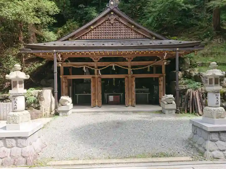 脳天大神龍王院の本殿・本堂